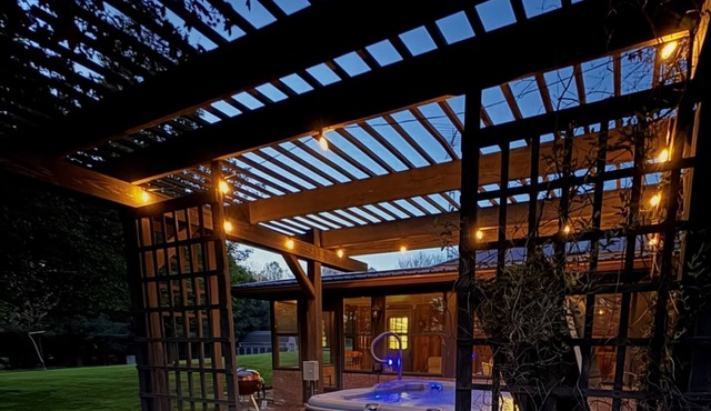 Secluded house built into the earth. Pet friendly, fishing, hot tub, Wi-Fi!