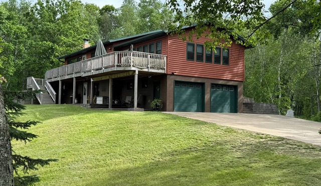 Secluded Lake House on 32 acres sleeps 11 plus a huge couch! Adjacent to Trails!
