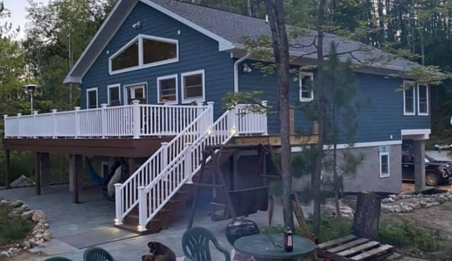 Secluded Lake house on 2.5 Acres with boat dock and public launch - sleeps 10