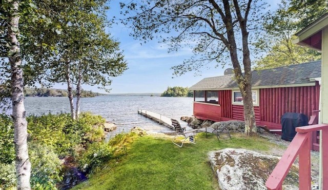 Secluded lakefront cottage great views, dock & boat launch