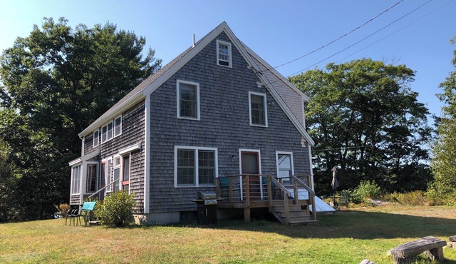 Secluded Lakefront Cottage on 5 acres. Very private, family friendly.