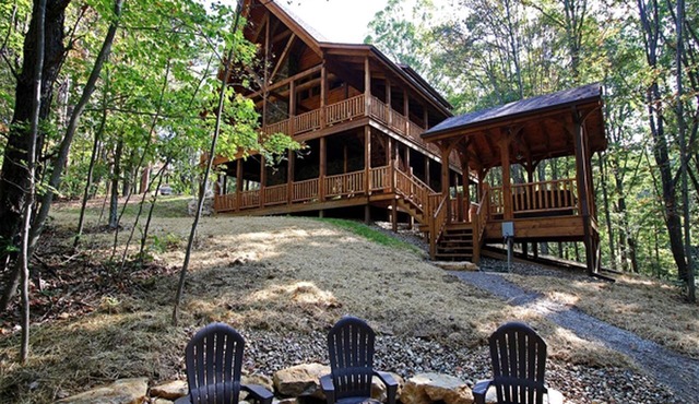 Secluded Luxury Cabin Rental for Eight Guests near Ash Cave, Ohio