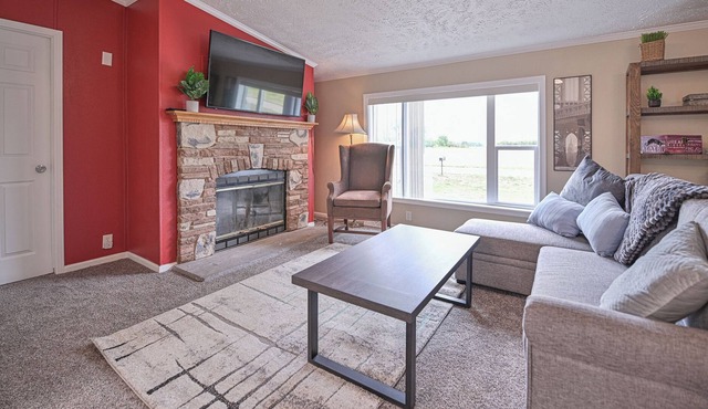Secluded, Spacious 3Bd 2Ba 3/4 Acre, 13min to UND, <1mi Grand Forks AFB,