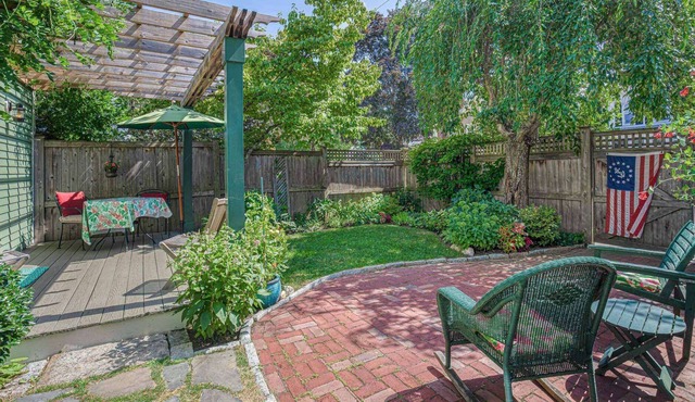 Secret Garden: Sanctuary walk to town, private garden, central AC