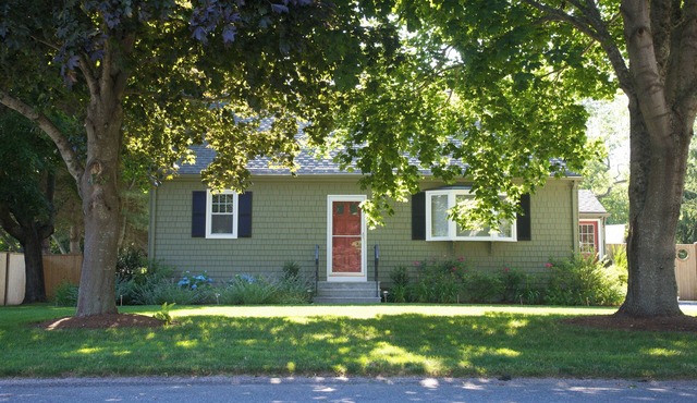 Secure Your Monthly Rental! Charming Cape in Green Hill 1.4 miles to Ocean/Beach