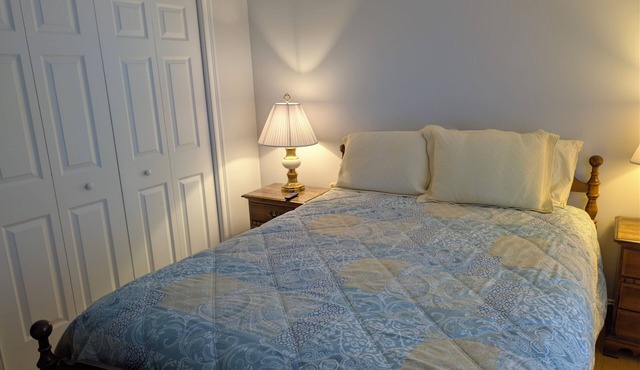 Serene 2-bedroom condo with AC in charming Westbrook
