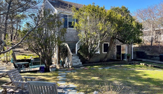 Serene 2-bedroom cottage in South Wellfleet steps to the Beach!