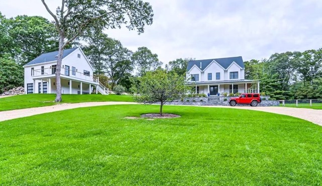Serene 6-bedroom Vineyard Haven Retreat