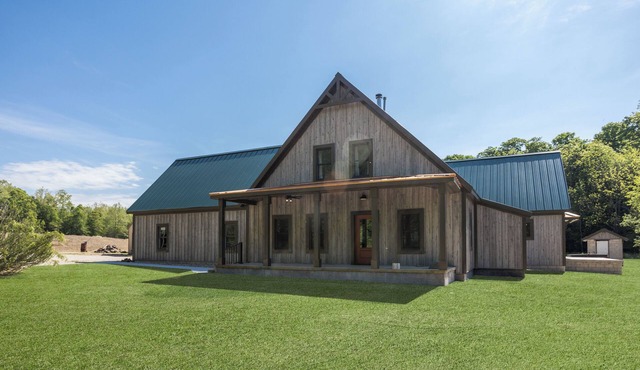 Serene Cabin, Sleeps 12, Hot Tub, Fire Pit, near French Lick