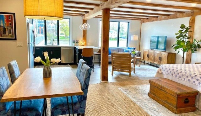 Serene Waterfront Studio in Downtown Portsmouth