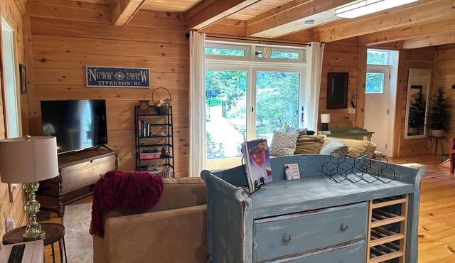 Serenity Cottage on Stone Church! 1 bedroom cottage in charming Tiverton