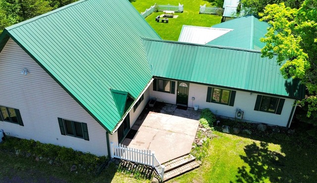 Serenity POW! ~ Indoor Hot Tub (WINTER ONLY)~ 3 Private Acres!