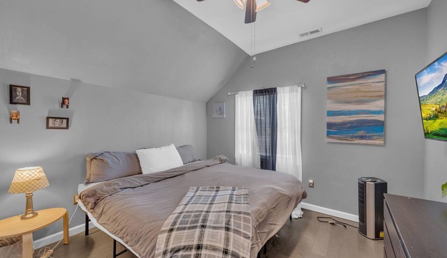 Shark Tank Comfy King BD1BT Free Parking Fast Wifi