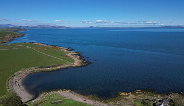 Shell Cottage - a cottage that sleeps 6 guests in 3 bedrooms