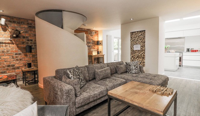 SHEPHERDESS COTTAGE, pet friendly, luxury holiday cottage in Moffat