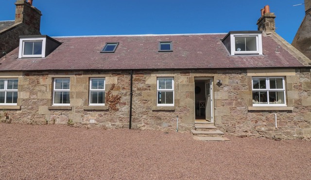 SHEPHERDS COTTAGE, family friendly, with open fire in Haddington