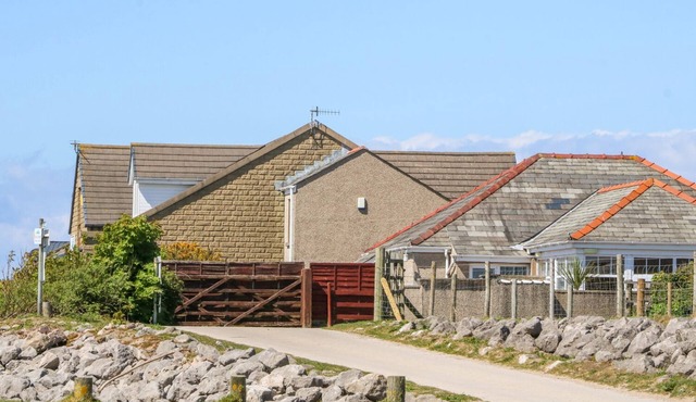 SHOREFIELDS ONE, pet friendly, country holiday cottage in Heysham