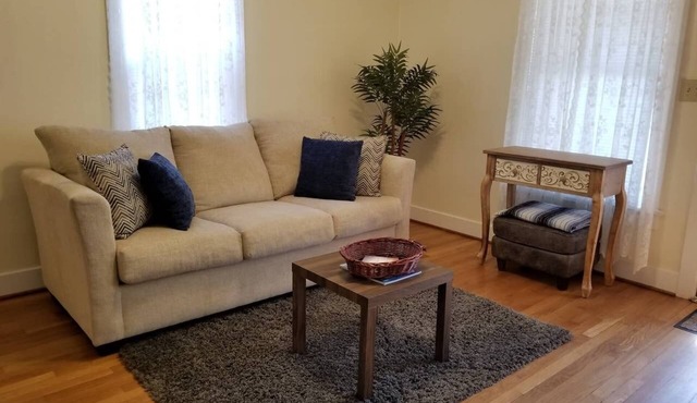 Simple & Clean - PRIVATE DOWNTOWN COTTAGE - Easy to K-State & Mall