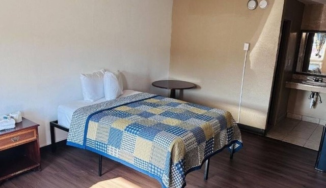 Simple King Room Close to Lakeside Park Rose Garden