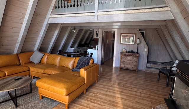Ski Hills! Nubs Nob! Cute and cozy A-frame. A hidden gem! Great rates.