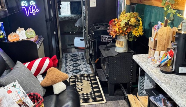 Skoolie Stay on small Ranch w/ seasonal private Hot Tub