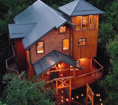 Skyview Treehouse by Amish Country Lodging