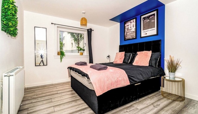 Sleek and Stylish 3 Bed in Greenock - Sleeps 8