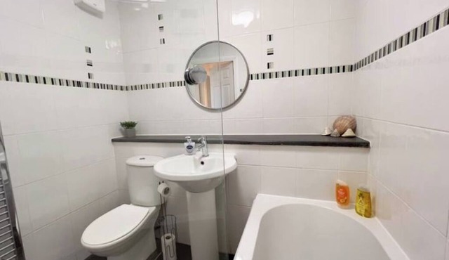 Sleek & Modern 2BR | Easy Access to City Centre