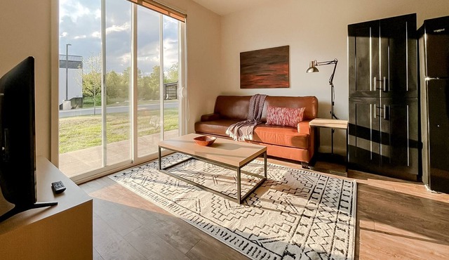 Sleepover: Outstanding 1BD/1BA - Bowling Green