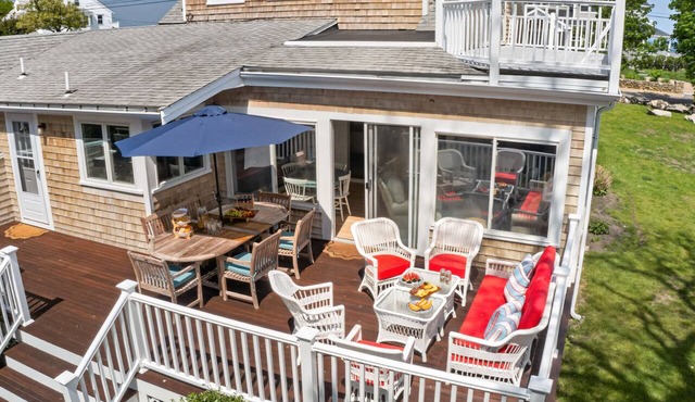 Sleeps 10- Walk to Beach + Firepit + Dog Friendly