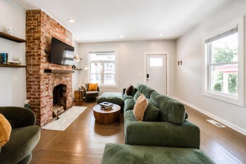 Sleeps 12 Modern Home 5 Min DT Backyard
