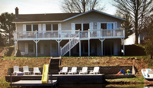 Sleeps 14! Waterfront Family Cottage on Upper Silver Lake.