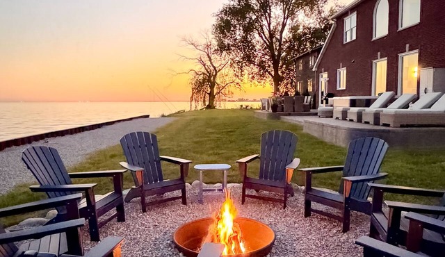 Sleeps 20 Lakefront Hot Tub Game Room Waterfront Fun