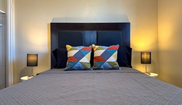 Sleeps 4! 1 Bedroom, 2 Beds w/Parking + WIFI