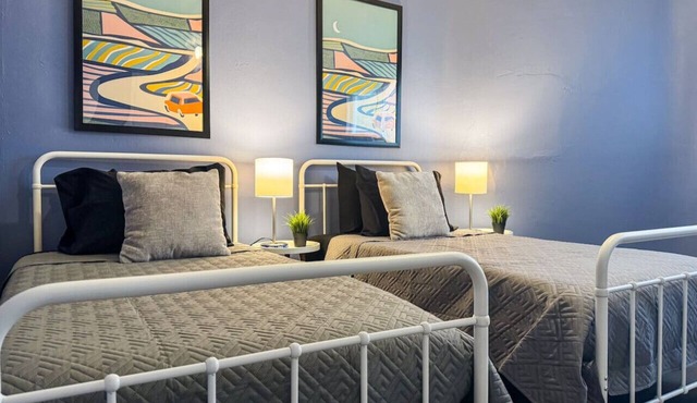 Sleeps 6! Homey 2 Bedroom with 5 Beds + WIFI