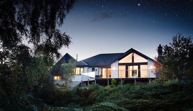 sleeps 6 in 1 double bedroom, 1 twin (or superking), 1 full size bunk bed.