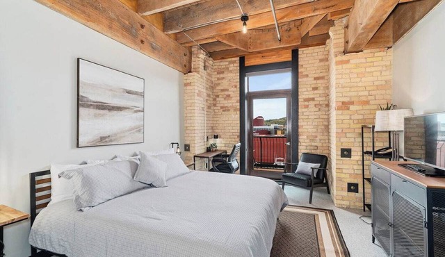 Sleeps 6 in Canal Park with a Balcony