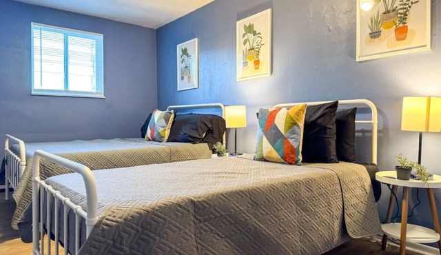 Sleeps 8! Charming 2 BR w/5 beds + WIFI