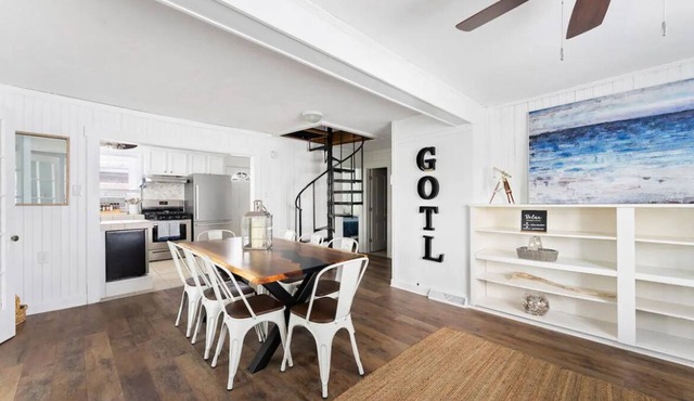 Sleeps 8-Cozy 3-Bedroom Cottage, 2 Blocks from the Strip, 10 Minutes from Spire