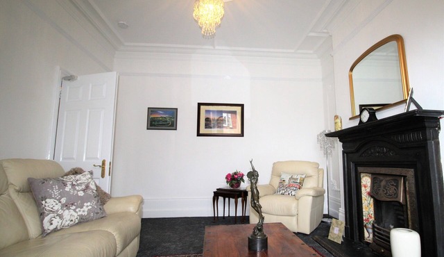 Sleeps 9 - Large Period Property -Beautiful Refurb