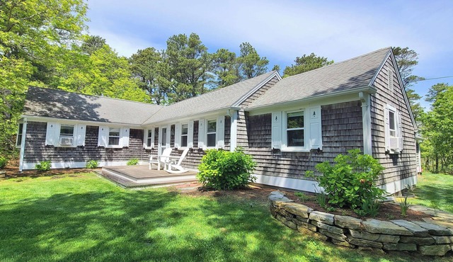 South Pamet 4BD-A/C, Deck, Outdoor Shower, Linens Included, Only Steps to BALLSTON BEACH-1-Min Bike Ride!