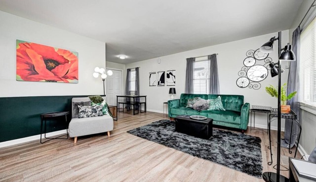 Southside Home - Pet Friendly backyard