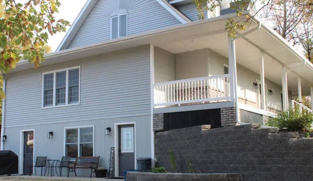 Spacious 2 bedroom 1 bath basement apartment in Gray House on the Hill