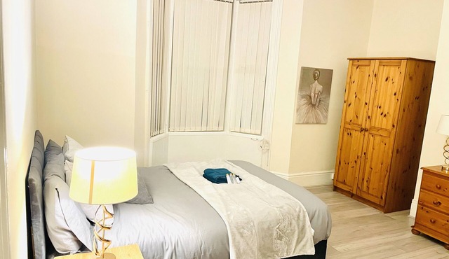 Spacious 2 Bedroom Apt Newcastle Upon Tyne with Free Parking and Wifi