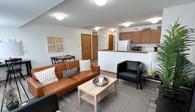 Spacious 2BR Walk to Summa Near Akron Hospitals/UA