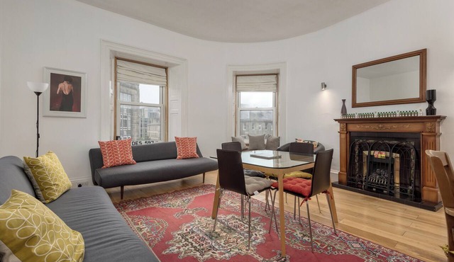 Spacious 3-bedroom apartment with views of Edinburgh Castle. Sleeps 6.