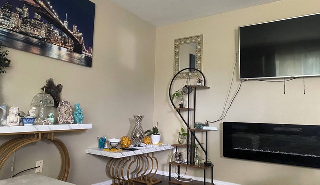 Spacious 3 bedroom house with WiFi, shopping and restaurants in cool Cincinnati