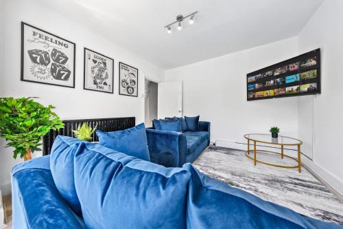 Spacious 3 Beds Home - walking distance from Shirley High Street - sleep 7 - Free Parking - Pool Table - 50" TV