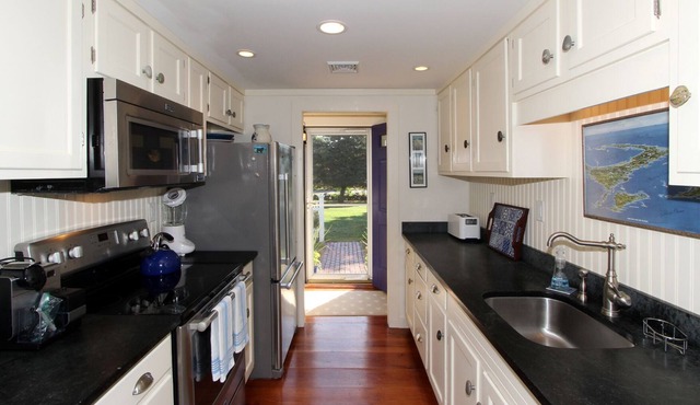 Spacious 3BR/3BA cottage .3 mile to Nauset Beach