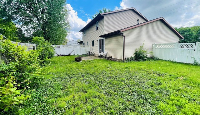 Spacious 3BR Home w/ 8 Beds, Big Yard & Parking – Near Canton & Hall of Fame